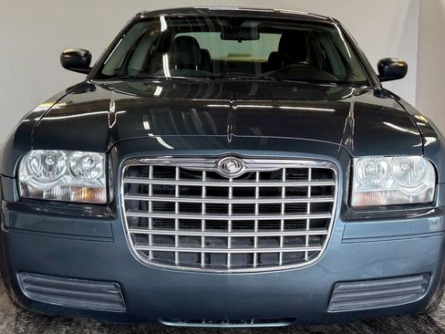 Used 2005 Chrysler 300 RWD image 3