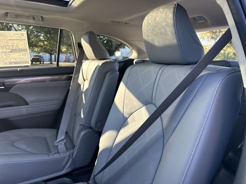 New 2025 Toyota Highlander Platinum image 28