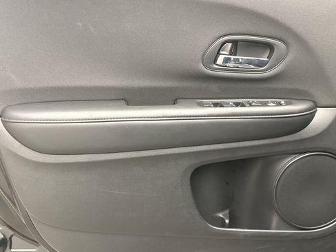 Used 2021 Honda HR-V LX image 9