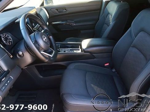 Used 2025 Nissan Pathfinder SV image 12