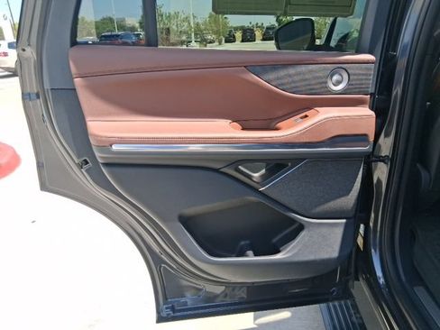 Used 2025 Lincoln Navigator Reserve AWD/4WD image 16