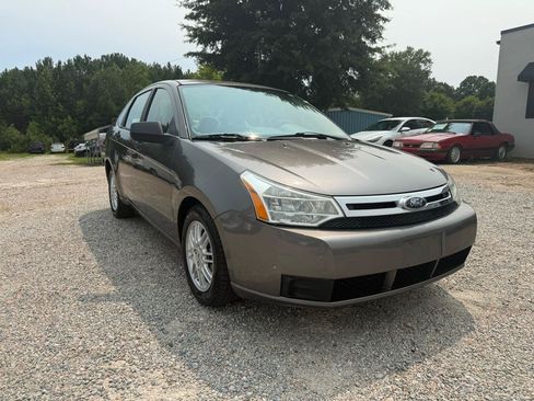 Used 2011 Ford Focus SE FWD image 3