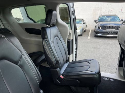 Used 2024 Chrysler Pacifica Touring-L FWD image 35