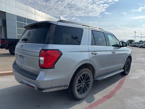 Used 2024 Ford Expedition XLT RWD image 3