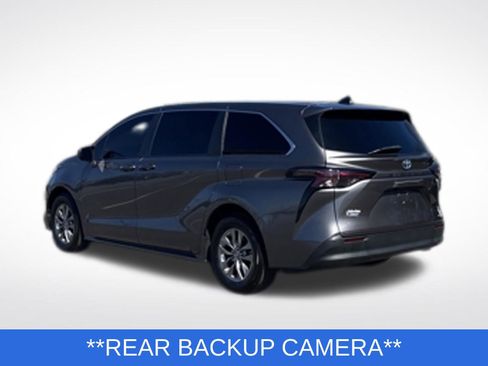 Used 2023 Toyota Sienna LE FWD image 3
