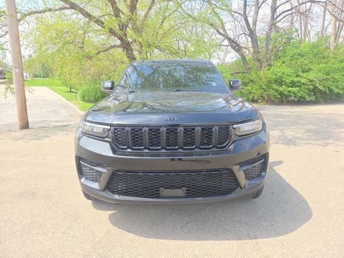 Used 2023 Jeep Grand Cherokee Altitude image 2