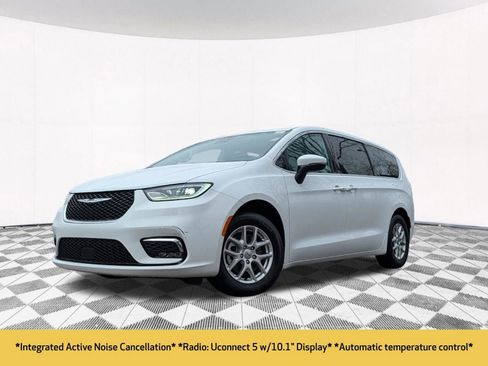 Used 2023 Chrysler Pacifica Touring-L FWD image 2