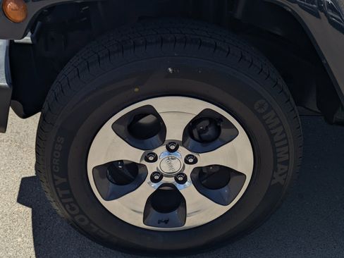 Used 2018 Jeep Wrangler Unlimited Sahara w/ Connectivity Group AWD/4WD image 7