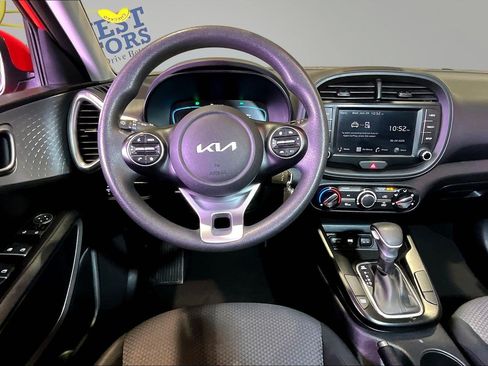 Used 2025 Kia Soul LX w/ LX Technology Package FWD image 9
