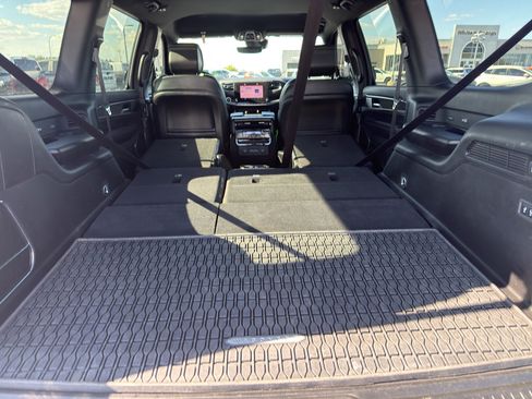 Certified 2024 Jeep Wagoneer Series III AWD/4WD image 13