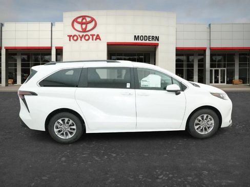 New 2026 Toyota Sienna XLE FWD image 3