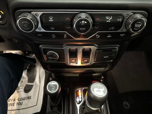 Used 2021 Jeep Wrangler Sport AWD/4WD image 32