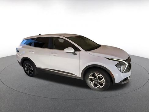 Used 2025 Kia Sportage LX image 2