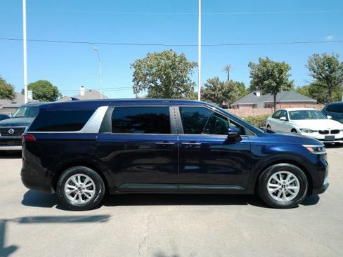Used 2024 Kia Carnival LX FWD image 5