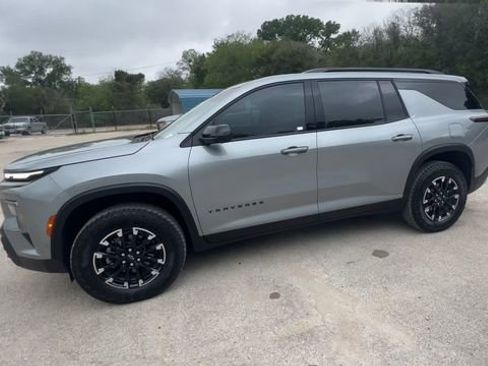 Used 2025 Chevrolet Traverse Z71 w/ Enhanced Driving Package image 2