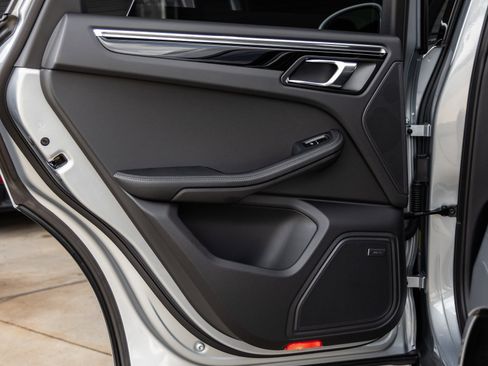 Certified 2025 Porsche Macan image 33