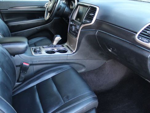 Used 2017 Jeep Grand Cherokee Limited image 17