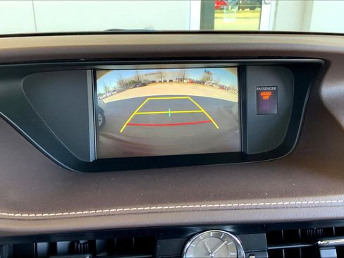 Used 2018 Lexus ES 350 w/ Luxury Package w/Wood Trim FWD image 31
