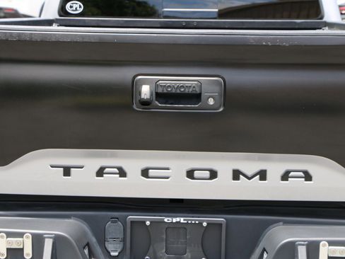 Used 2021 Toyota Tacoma TRD Off-Road w/ Technology Package AWD/4WD image 5