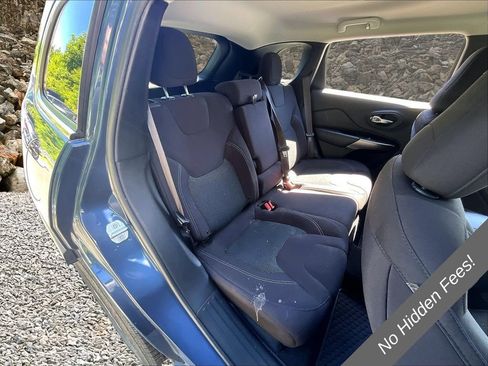 Used 2019 Jeep Cherokee Latitude w/ Cold Weather Group AWD/4WD image 25
