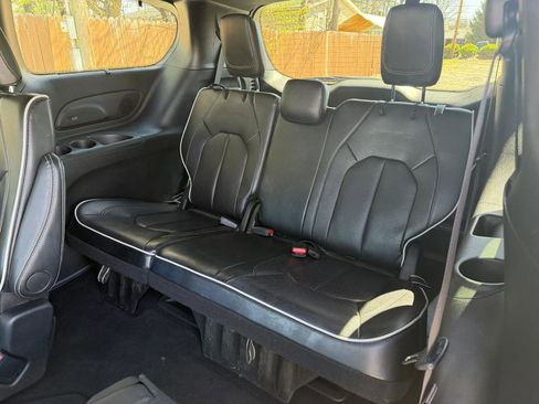 Used 2025 Chrysler Pacifica Limited FWD image 18