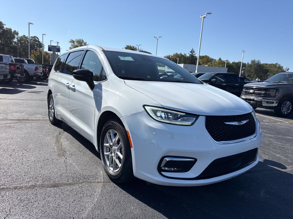 Used 2025 Chrysler Pacifica Select FWD image 4