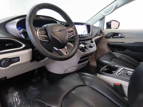 Used 2024 Chrysler Pacifica Touring-L FWD image 7