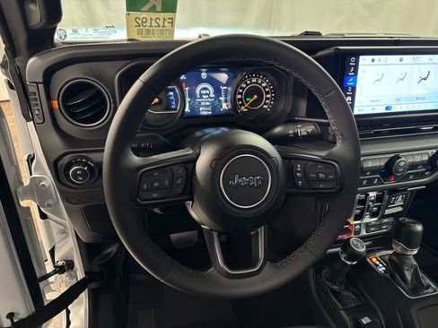 Used 2026 Jeep Gladiator Mojave AWD/4WD image 18