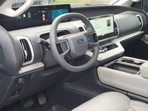 Certified 2025 Ford Expedition Active AWD/4WD image 8
