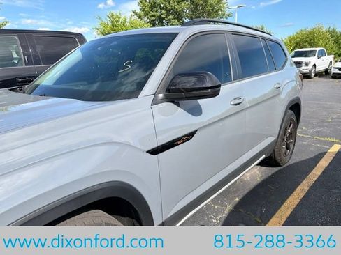 Used 2025 Volkswagen Atlas Peak Edition SE AWD/4WD image 2