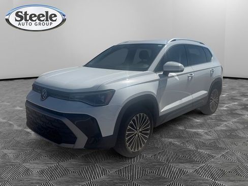Used 2025 Volkswagen Taos SE image 1