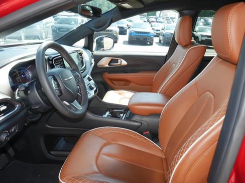Used 2025 Chrysler Pacifica Pinnacle FWD image 2