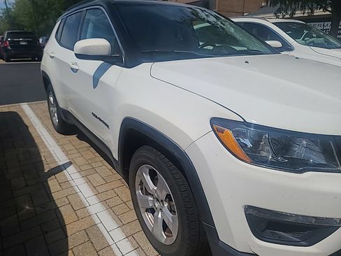 Used 2018 Jeep Compass Latitude FWD image 3