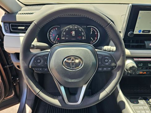 Used 2025 Toyota RAV4 XLE AWD/4WD image 21
