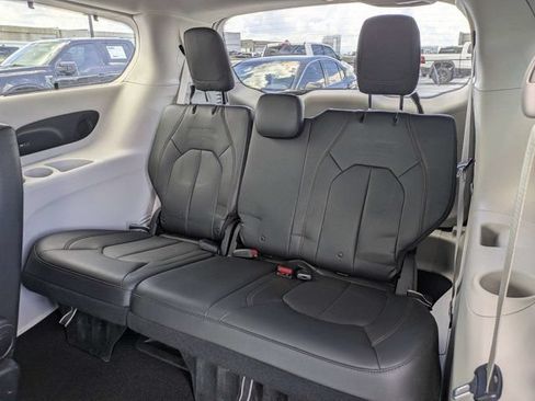 Used 2019 Chrysler Pacifica Touring-L w/ Advanced Safetytec Group FWD image 14