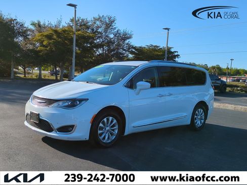 Used 2018 Chrysler Pacifica Touring-L Plus image 9