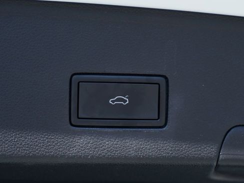 Used 2023 Volkswagen Atlas Cross Sport SE image 9