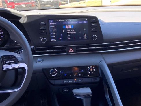 Used 2023 Hyundai Elantra SEL w/ Preferred Accessory Package FWD image 7