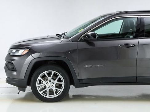 Used 2022 Jeep Compass Latitude AWD/4WD image 3
