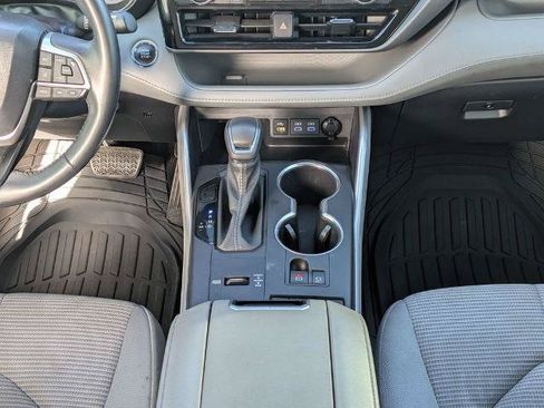 Used 2022 Toyota Highlander LE FWD image 18