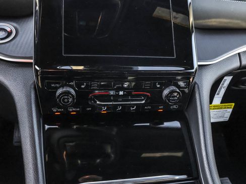 New 2025 Jeep Grand Cherokee Altitude image 19