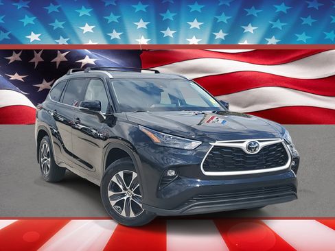Used 2025 Toyota Highlander XLE image 1