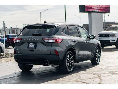 Used 2022 Ford Escape SE w/ SE Sport Appearance Package image 4