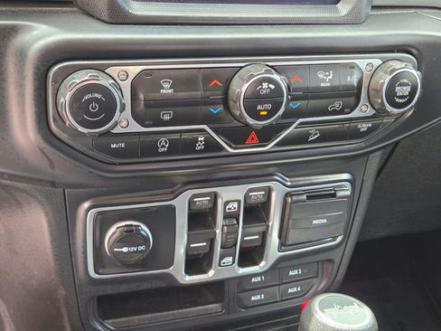 Used 2018 Jeep Wrangler Unlimited Sahara AWD/4WD image 30