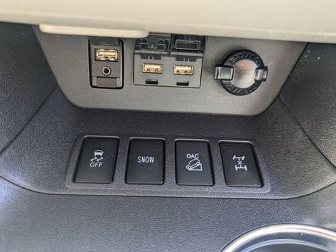 Used 2019 Toyota Highlander XLE AWD/4WD image 29