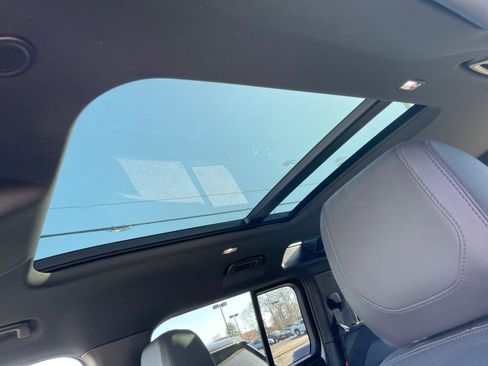 Used 2023 Land Rover Defender 110 X-Dynamic SE image 13