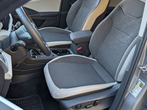 Used 2025 Volkswagen Taos SE image 16