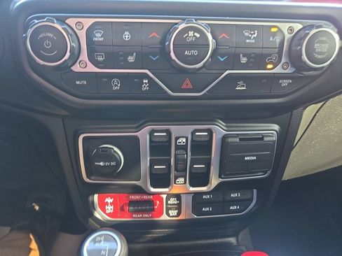Used 2023 Jeep Wrangler Unlimited Rubicon w/ Cold Weather Group AWD/4WD image 25
