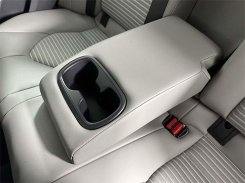 Used 2022 Toyota Camry SE image 33