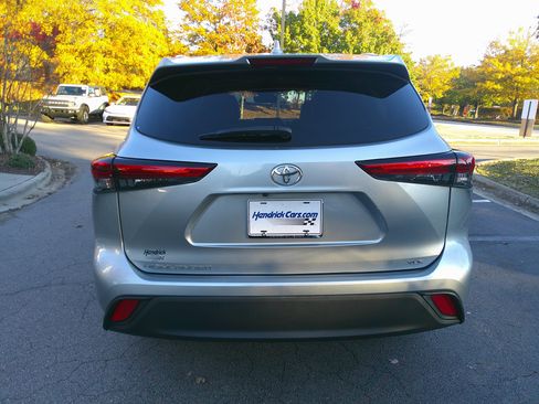 Used 2023 Toyota Highlander XLE image 10